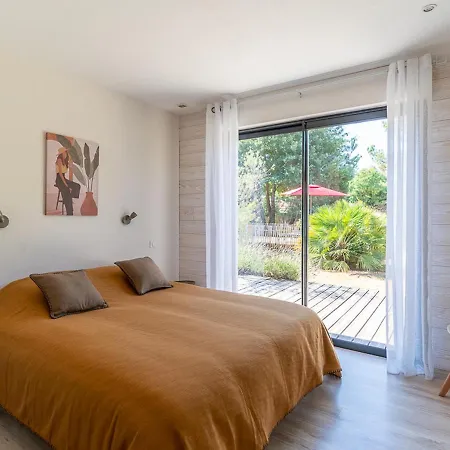 Familiale 10 Pers. A Avec Piscine Chauffee, Pres Du Et Des Pistes Cyclables - Fr-1-319-488 Villa *